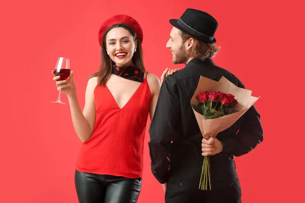 Jovem Casal Feliz Com Vinho Flores Fundo Cor Celebração Dia — Fotografia de Stock