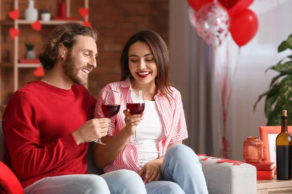 Feliz Joven Pareja Bebiendo Vino Casa Día San Valentín — Foto de Stock