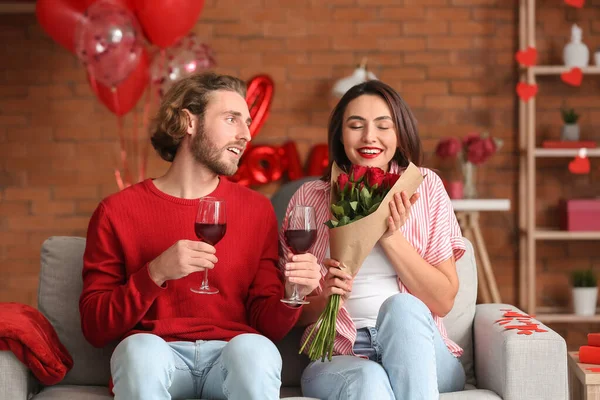 Sevgililer Günü Nde Evde Şarap Içen Mutlu Genç Çift — Stok fotoğraf