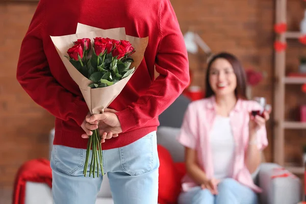 Man Greeting His Girlfriend Valentine Day Home — Zdjęcie stockowe