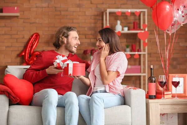 Sevgililer Günü 'nde evde birbirini selamlayan mutlu çift.