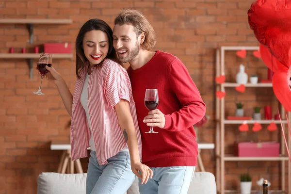 Feliz Jovem Casal Beber Vinho Casa Dia Dos Namorados — Fotografia de Stock