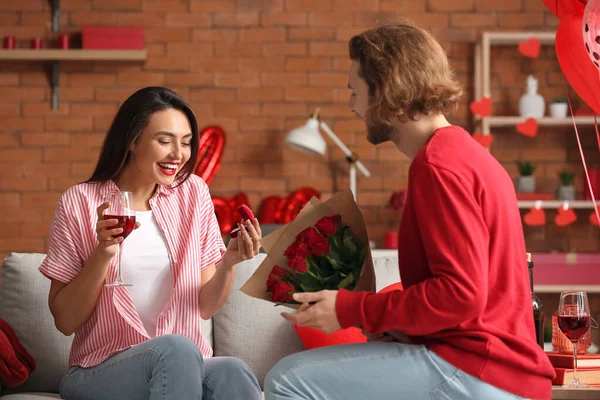 Young Man Proposing His Girlfriend Home Valentine Day — Stockfoto