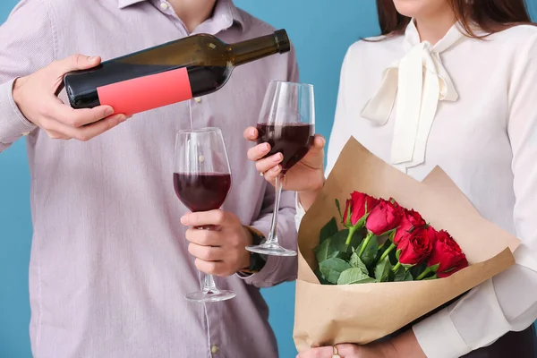 Jovem Casal Feliz Com Vinho Flores Fundo Cor Celebração Dia — Fotografia de Stock