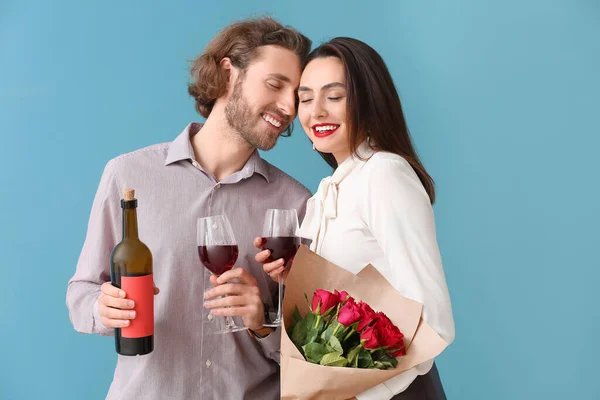 Jovem Casal Feliz Com Vinho Flores Fundo Cor Celebração Dia — Fotografia de Stock