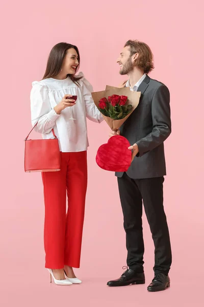 Feliz Pareja Joven Con Vino Regalo Flores Sobre Fondo Color —  Fotos de Stock