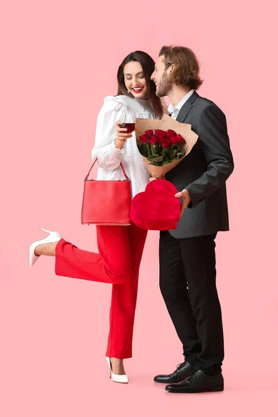 Šťastný Mladý Pár Vínem Dárkem Květinami Barevném Pozadí Valentýnská Oslava — Stock fotografie
