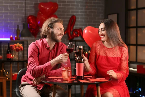 Jovem Casal Feliz Celebrando Dia Dos Namorados Café — Fotografia de Stock