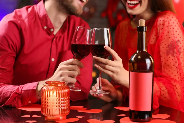 Happy Young Couple Celebrating Valentine Day Cafe — Fotografia de Stock