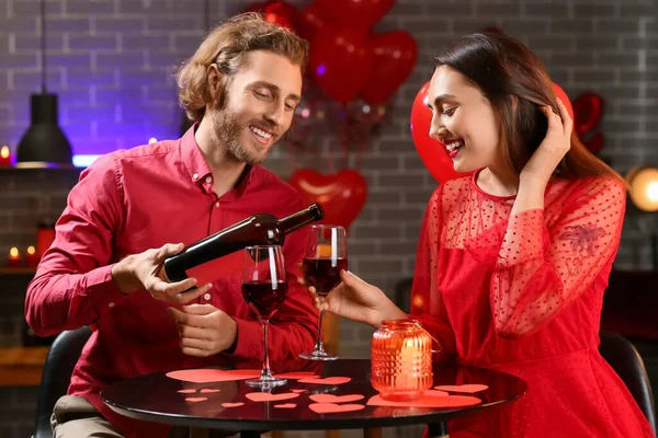 Jovem Casal Feliz Celebrando Dia Dos Namorados Café — Fotografia de Stock