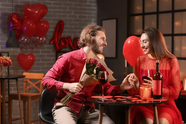 Jovem Casal Feliz Celebrando Dia Dos Namorados Café — Fotografia de Stock