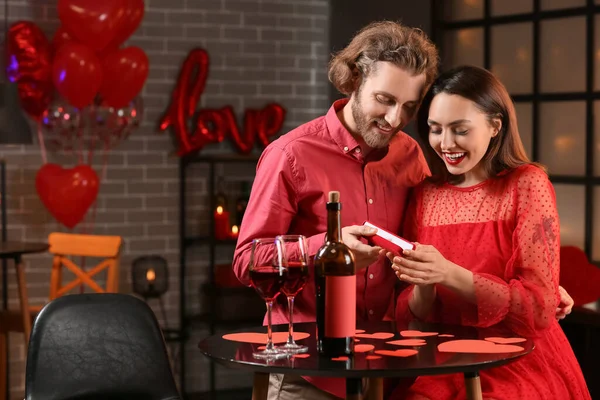 Glückliches Junges Paar Feiert Valentinstag Café — Stockfoto