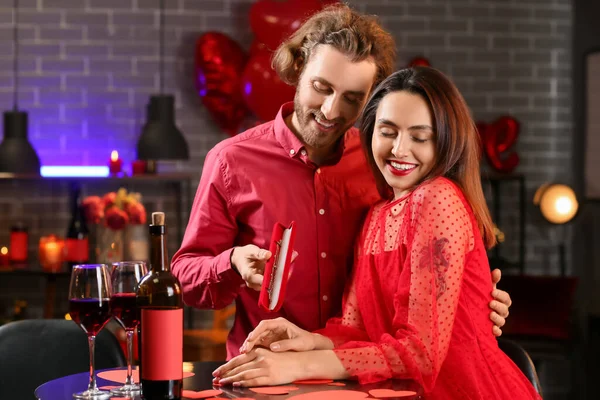 Joyeux Jeune Couple Célébrant Saint Valentin Café — Photo