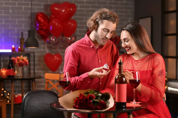 Man Proposing His Girlfriend Cafe Valentine Day — Fotografia de Stock