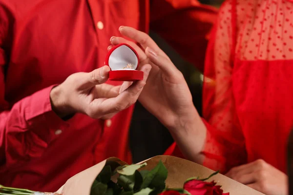 Hombre Proponiéndole Matrimonio Novia Cafetería Día San Valentín — Foto de Stock