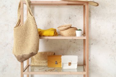 Işık duvarının yanında aksesuarları olan raf ünitesi