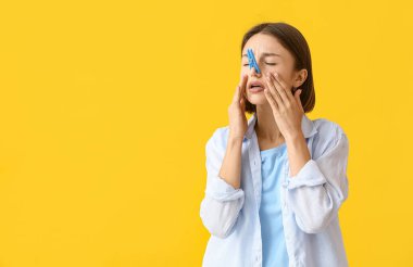 Burnunda mandal olan genç bir kadın.