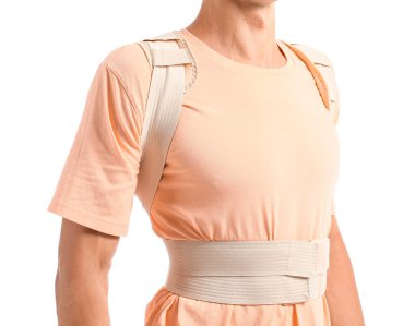 Beyaz arka planda sırt desteği olan genç bir adam.