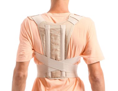 Beyaz arka planda sırt desteği olan genç bir adam.