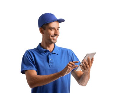 Beyaz arkaplanda tableti olan erkek kurye