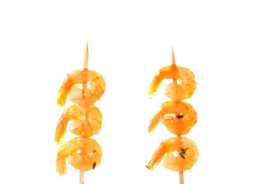 Beyaz arka planda lezzetli ızgara karides şişleri.