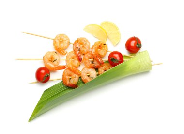 Limonlu ızgara karides şişi ve beyaz arka planda domates.