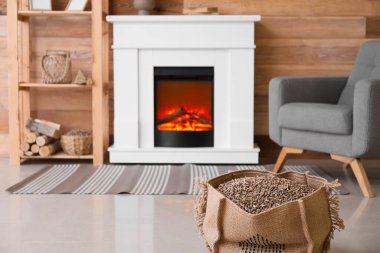 Modern oturma odasında ahşap topaklı çanta.