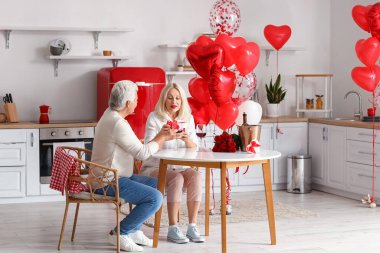 Sevgililer Günü 'nü evde kutlayan olgun çift.