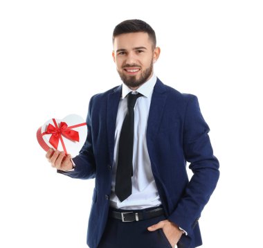 Beyaz arka planda kız arkadaşına hediye eden yakışıklı bir genç. Sevgililer Günü kutlaması