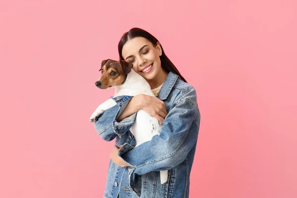 Jovem Feliz Com Cão Bonito Fundo Rosa — Fotografia de Stock
