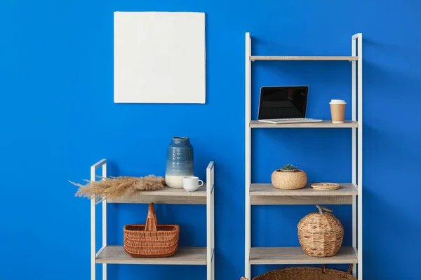 Dekorlu Raf Ünitesi Dizüstü Bilgisayar Mavi Duvarın Yanında Bir Fincan — Stok fotoğraf