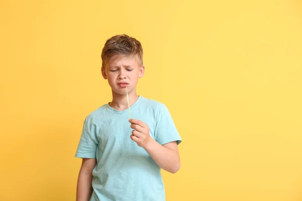 Petit Garçon Mécontent Chewing Gum Bleu Sur Fond Jaune — Photo