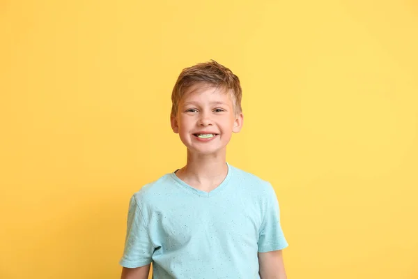 Liten Pojke Blå Shirt Tuggummi Gul Bakgrund — Stockfoto