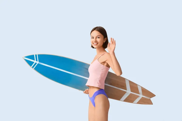 Krásná Mladá Žena Surfy Světlém Pozadí — Stock fotografie