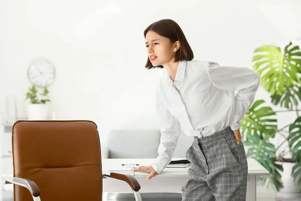 Young Woman Feeling Back Pain Office — Stockfoto