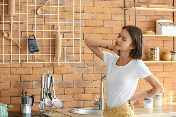Young Woman Feeling Back Pain Kitchen — Stock Photo, Image
