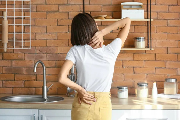 Young Woman Feeling Back Pain Kitchen — Stock Photo, Image