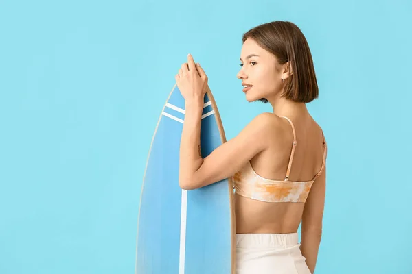 Hermosa Mujer Joven Con Tabla Surf Sobre Fondo Color — Foto de Stock