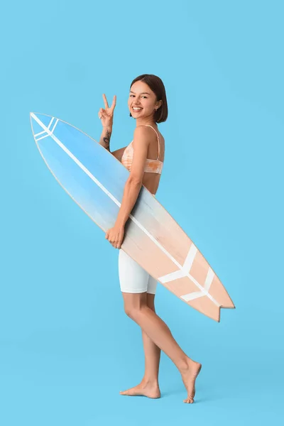 Beautiful Young Woman Surfboard Showing Victory Gesture Color Background — Stock Photo, Image