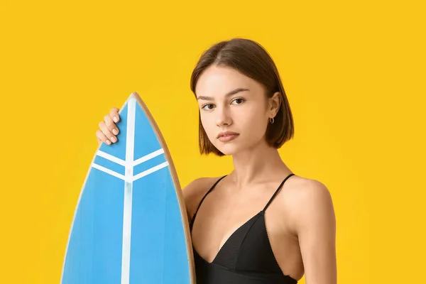 Schöne Junge Frau Mit Surfbrett Auf Farbigem Hintergrund — Stockfoto