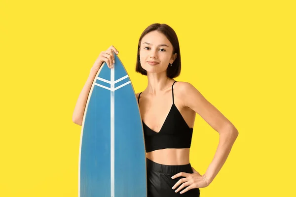 Schöne Junge Frau Mit Surfbrett Auf Farbigem Hintergrund — Stockfoto