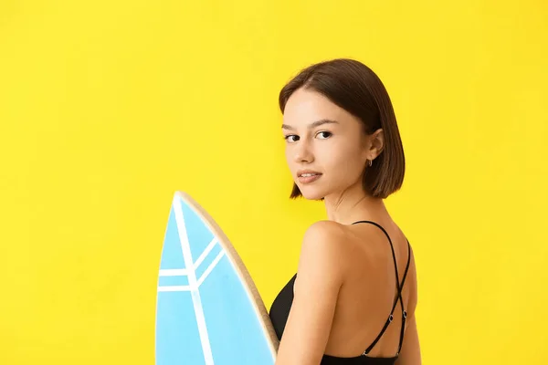 Belle Jeune Femme Avec Planche Surf Sur Fond Couleur — Photo