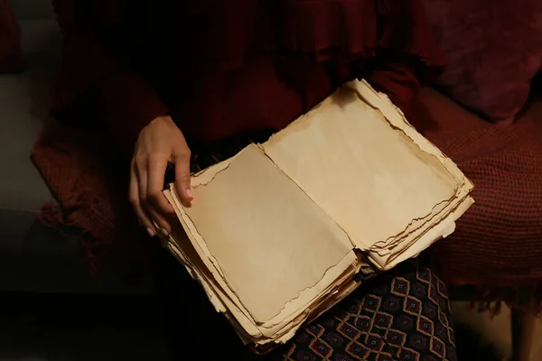 Evde Eski Kitapları Okuyan Bir Kadın Yakın Çekim — Stok fotoğraf