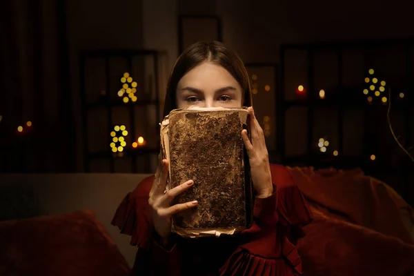 Hermosa Mujer Con Libro Viejo Casa — Foto de Stock