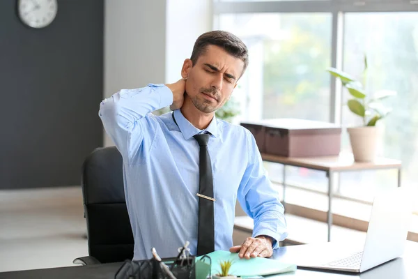 Empresario Sintiendo Dolor Espalda Oficina — Foto de Stock