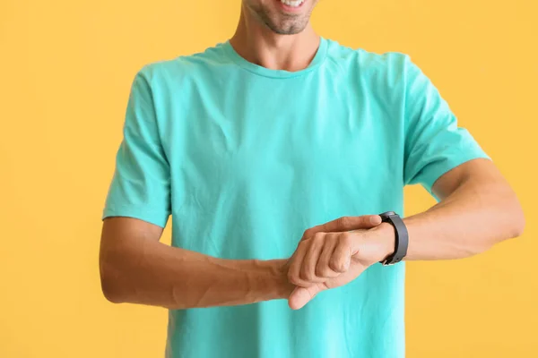 Man Smartwatch Color Background — Stock Photo, Image