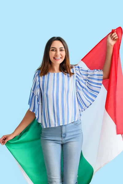 Νεαρή Γυναίκα Ιταλική Σημαία Στο Φόντο Χρώμα — Φωτογραφία Αρχείου