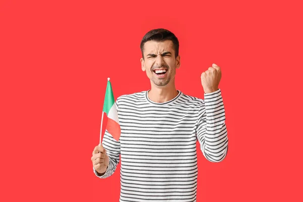Érzelmi Fiatal Férfi Olasz Zászló Színes Háttér — Stock Fotó