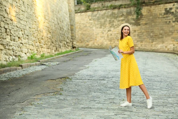 Dışarıda Haritası Olan Genç Bir Bayan Turist — Stok fotoğraf