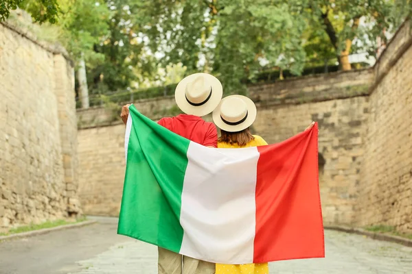 Jeune Couple Avec Drapeau Italien Extérieur — Photo